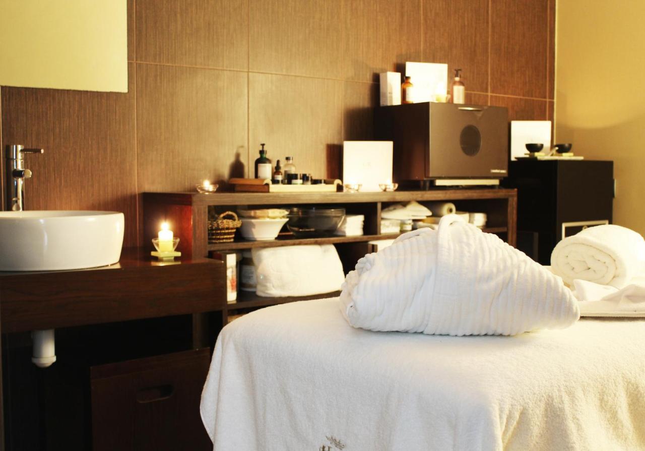 Pazo Los Escudos Hotel Spa & Resort Vigo Exteriör bild A treatment room at the spa