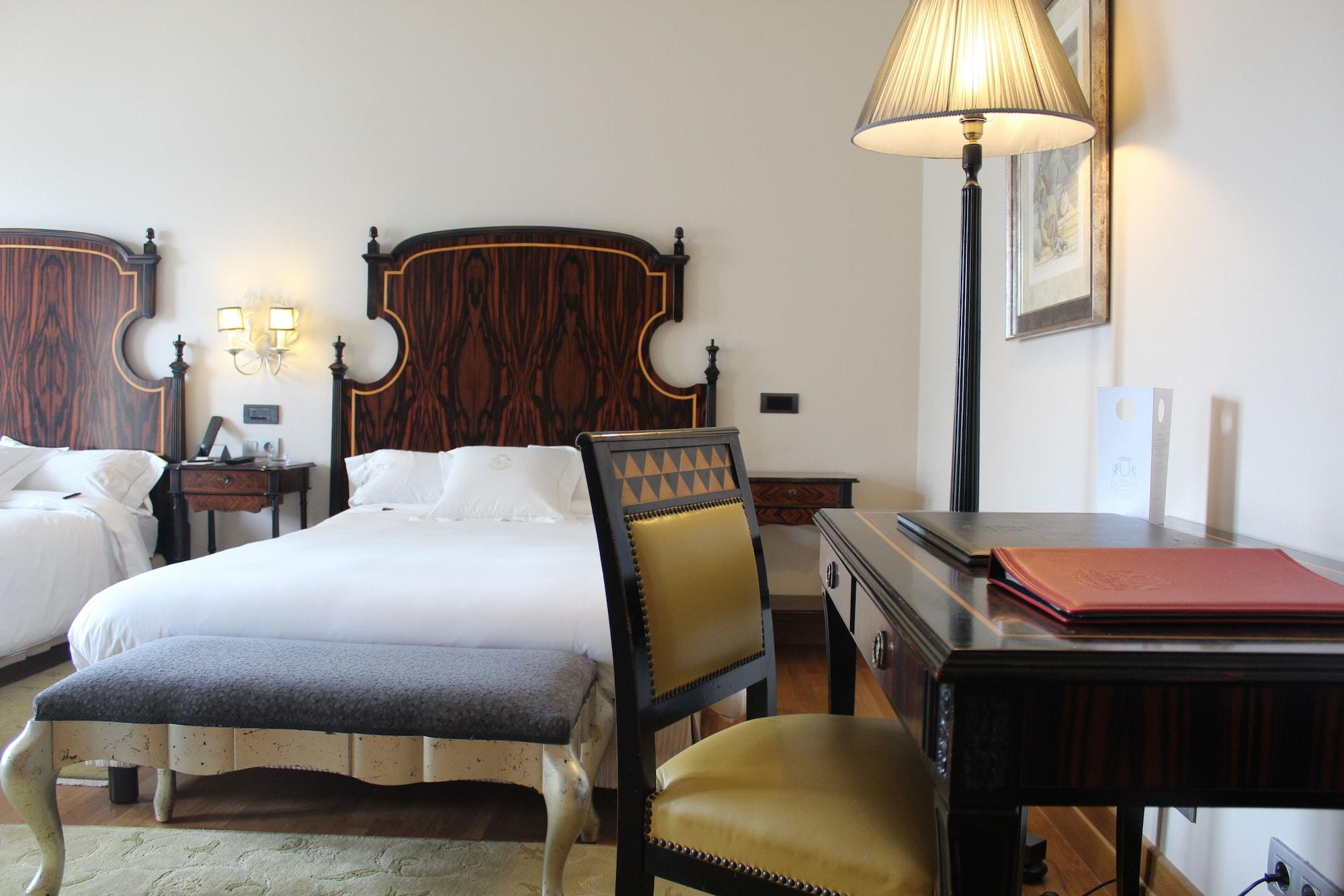 Pazo Los Escudos Hotel Spa & Resort Vigo Exteriör bild A room at the hotel