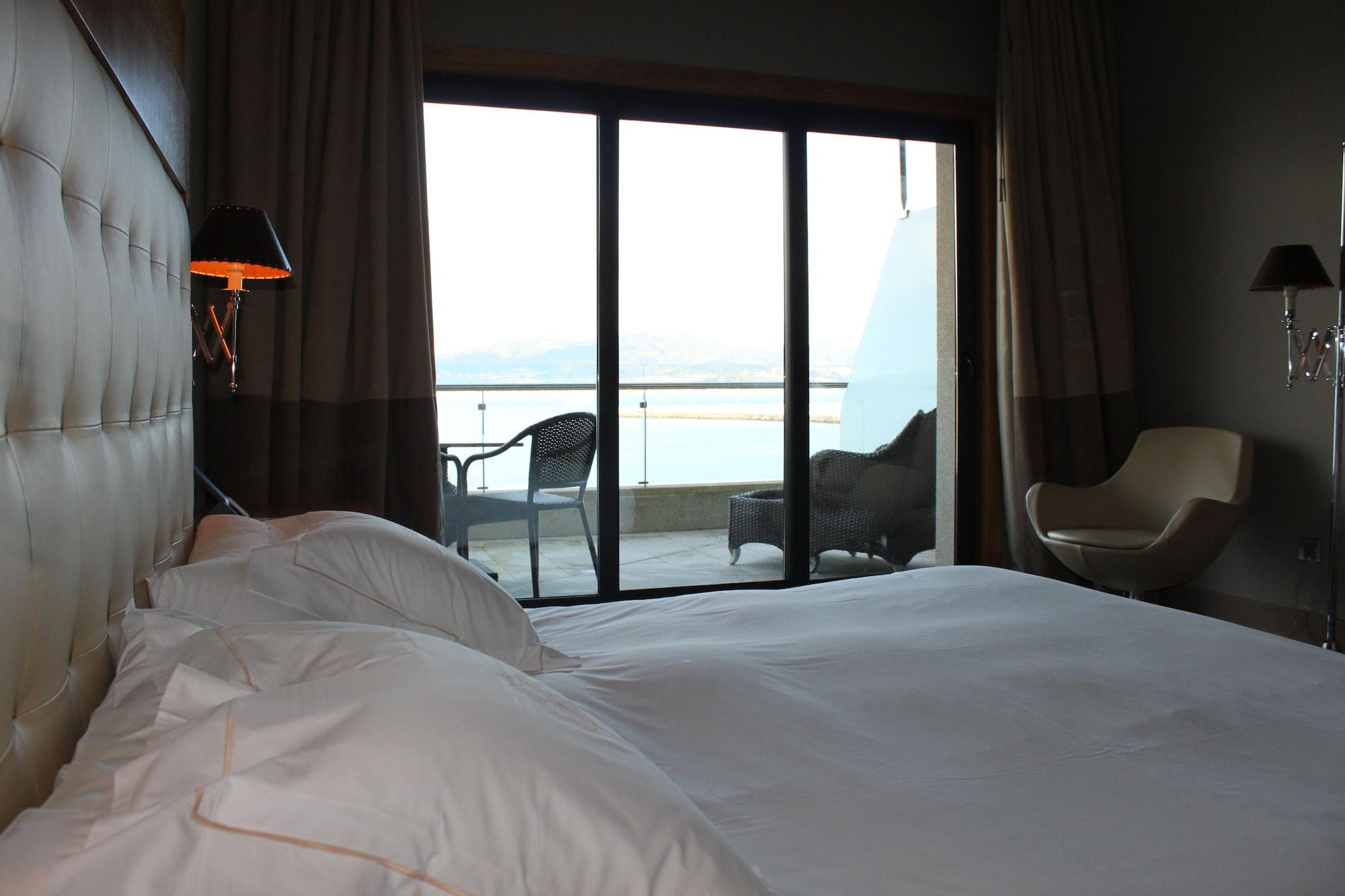 Pazo Los Escudos Hotel Spa & Resort Vigo Exteriör bild A room at the hotel