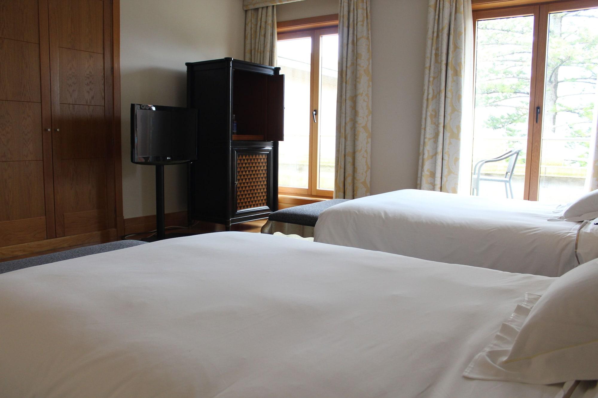 Pazo Los Escudos Hotel Spa & Resort Vigo Exteriör bild A room at the hotel