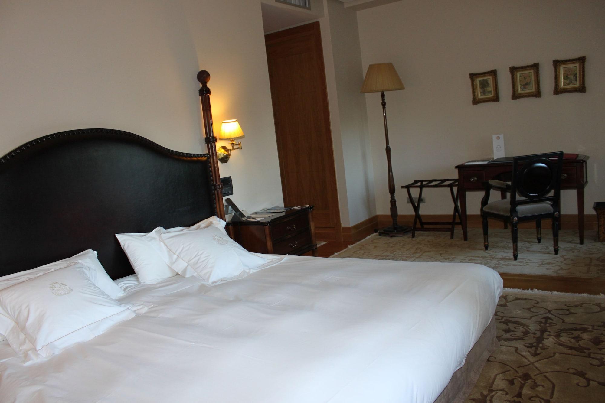 Pazo Los Escudos Hotel Spa & Resort Vigo Exteriör bild A room at the hotel
