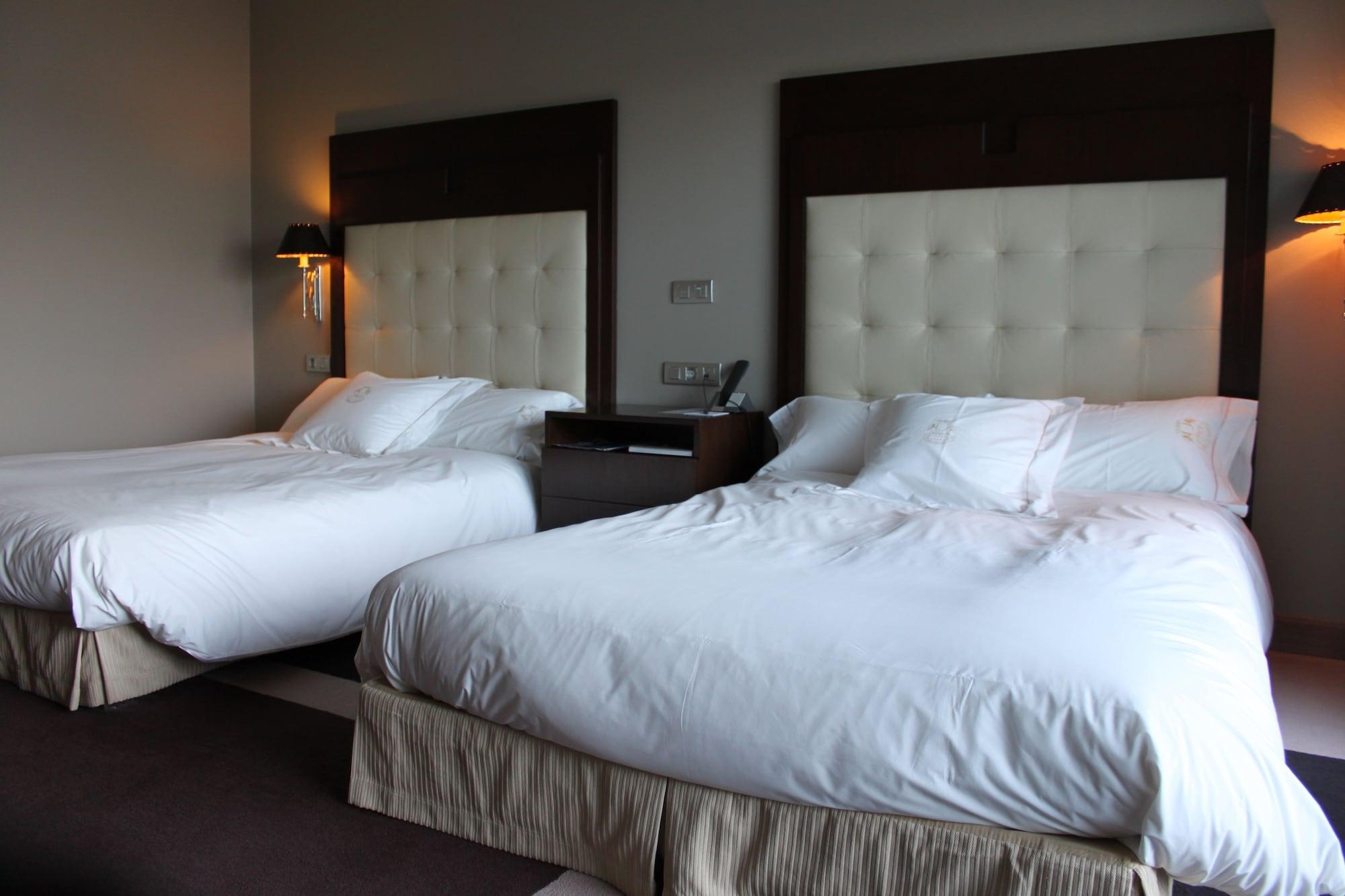 Pazo Los Escudos Hotel Spa & Resort Vigo Exteriör bild A room at the hotel