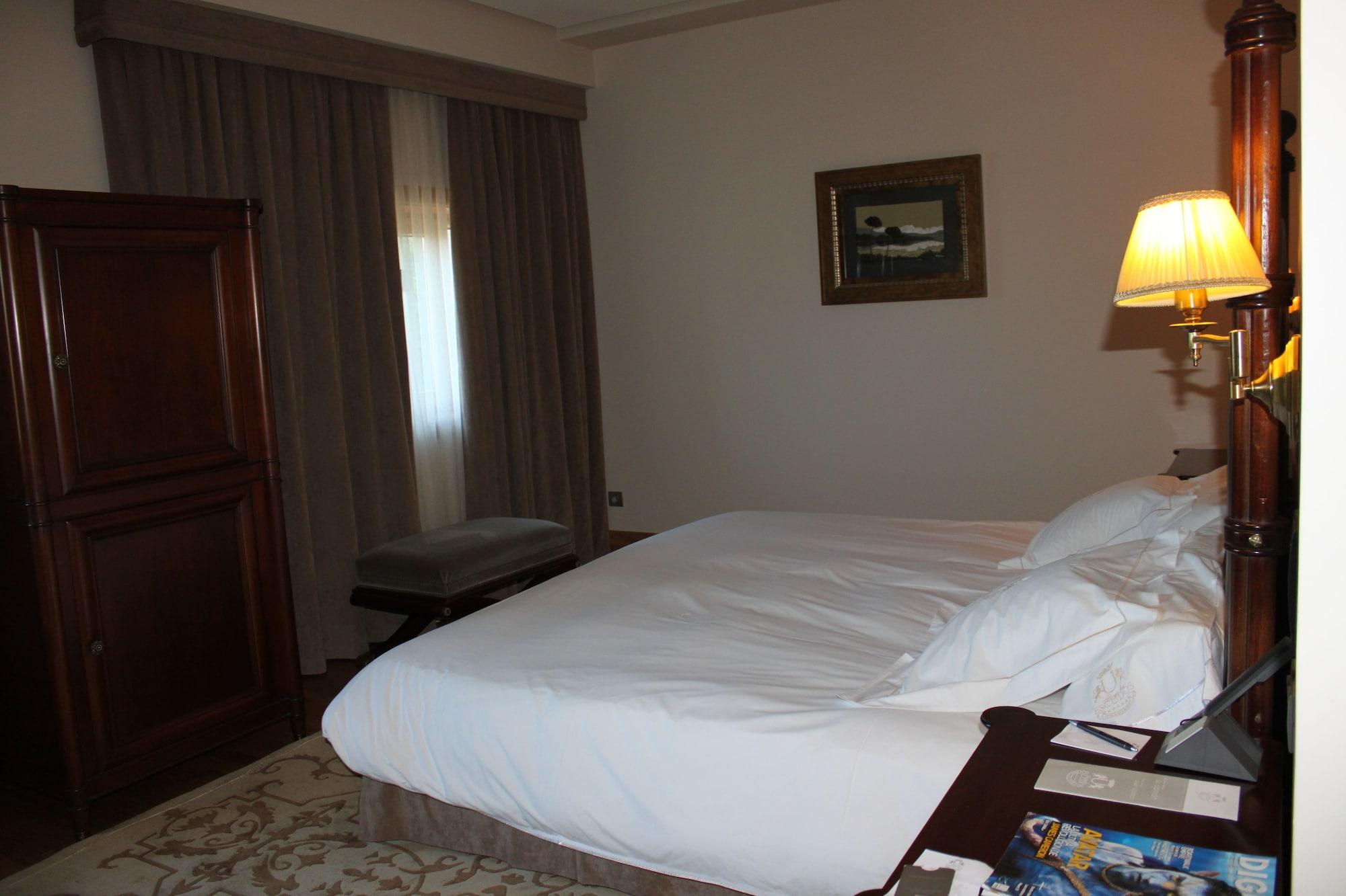 Pazo Los Escudos Hotel Spa & Resort Vigo Exteriör bild A bedroom at the hotel