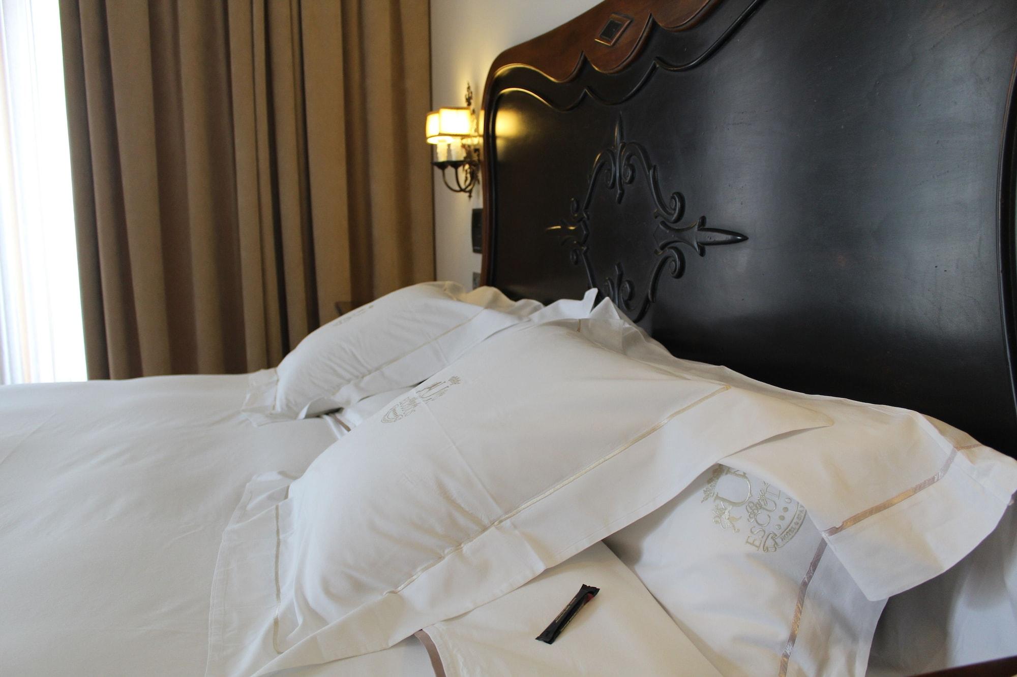 Pazo Los Escudos Hotel Spa & Resort Vigo Exteriör bild A bed with a duvet