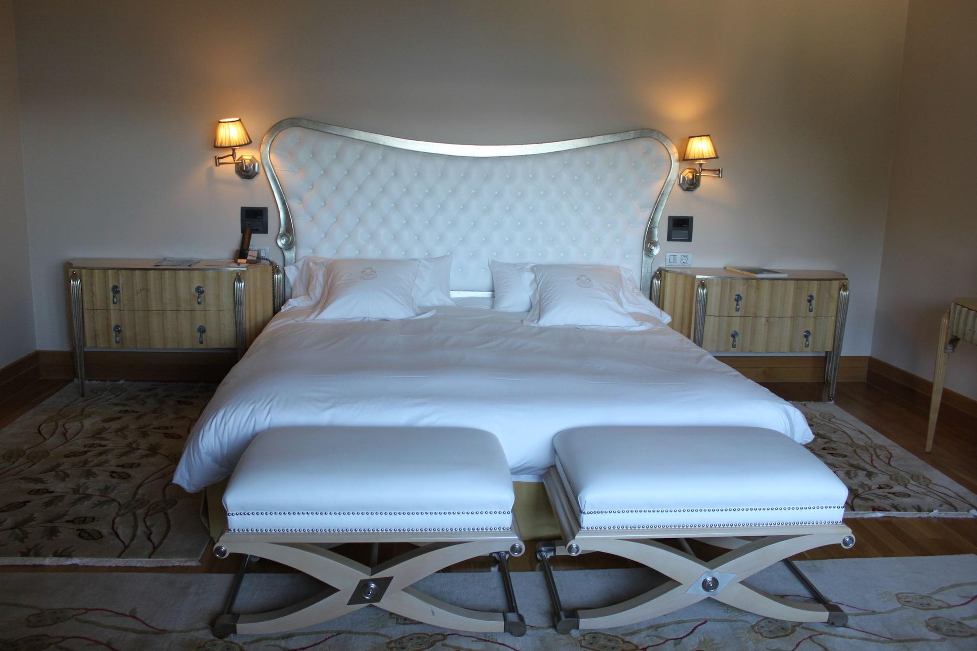 Pazo Los Escudos Hotel Spa & Resort Vigo Exteriör bild A bed