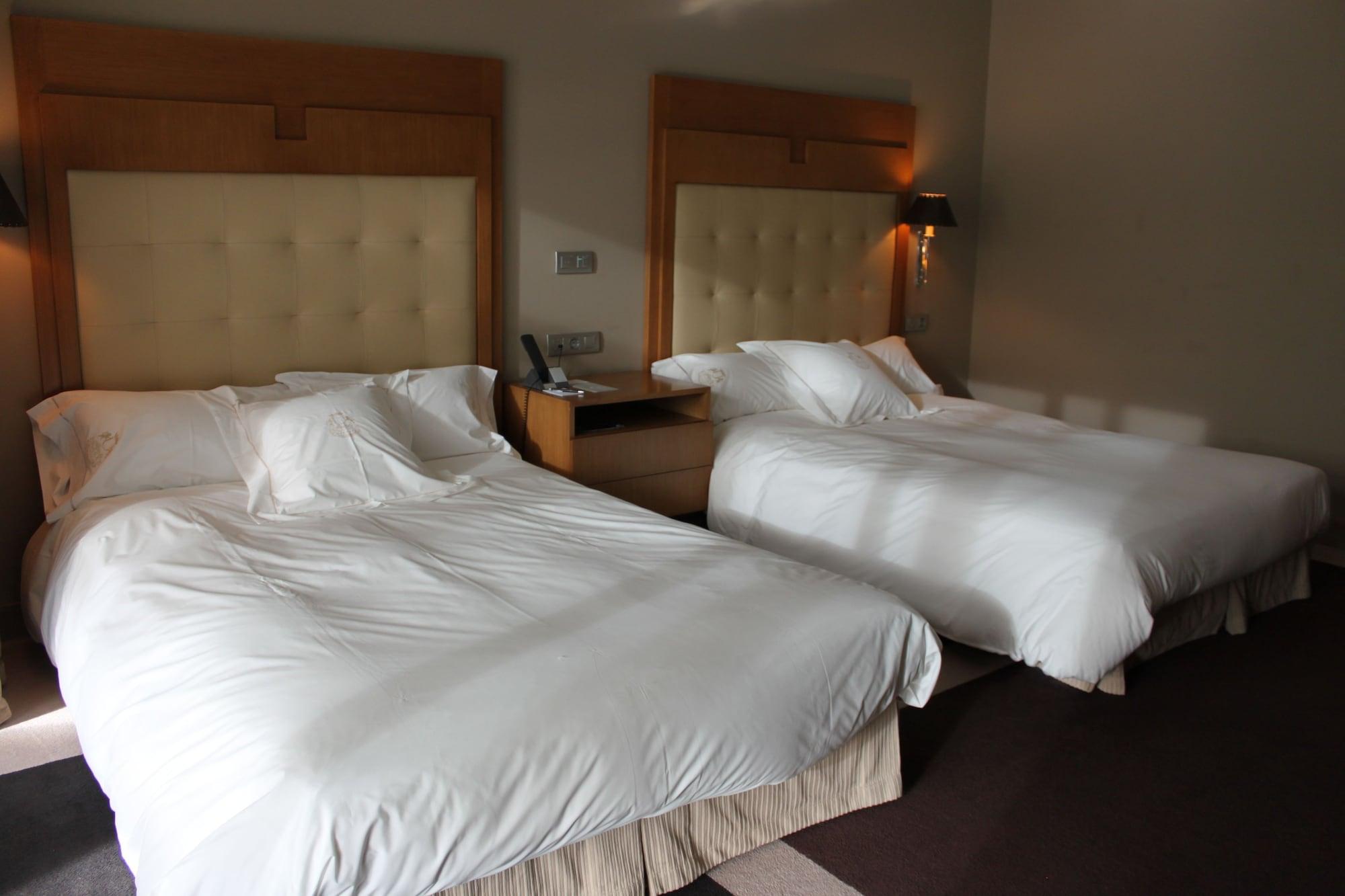 Pazo Los Escudos Hotel Spa & Resort Vigo Exteriör bild A room at the hotel