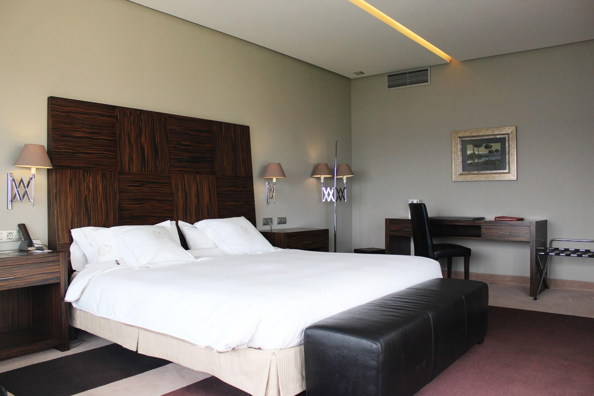 Pazo Los Escudos Hotel Spa & Resort Vigo Exteriör bild A room at the hotel