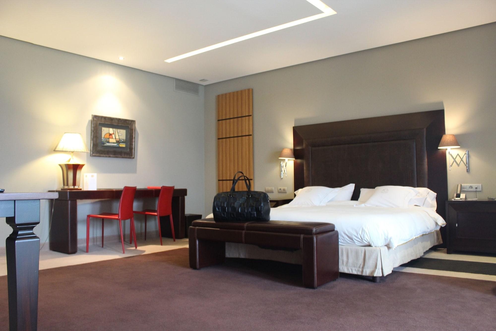 Pazo Los Escudos Hotel Spa & Resort Vigo Exteriör bild A room at the hotel