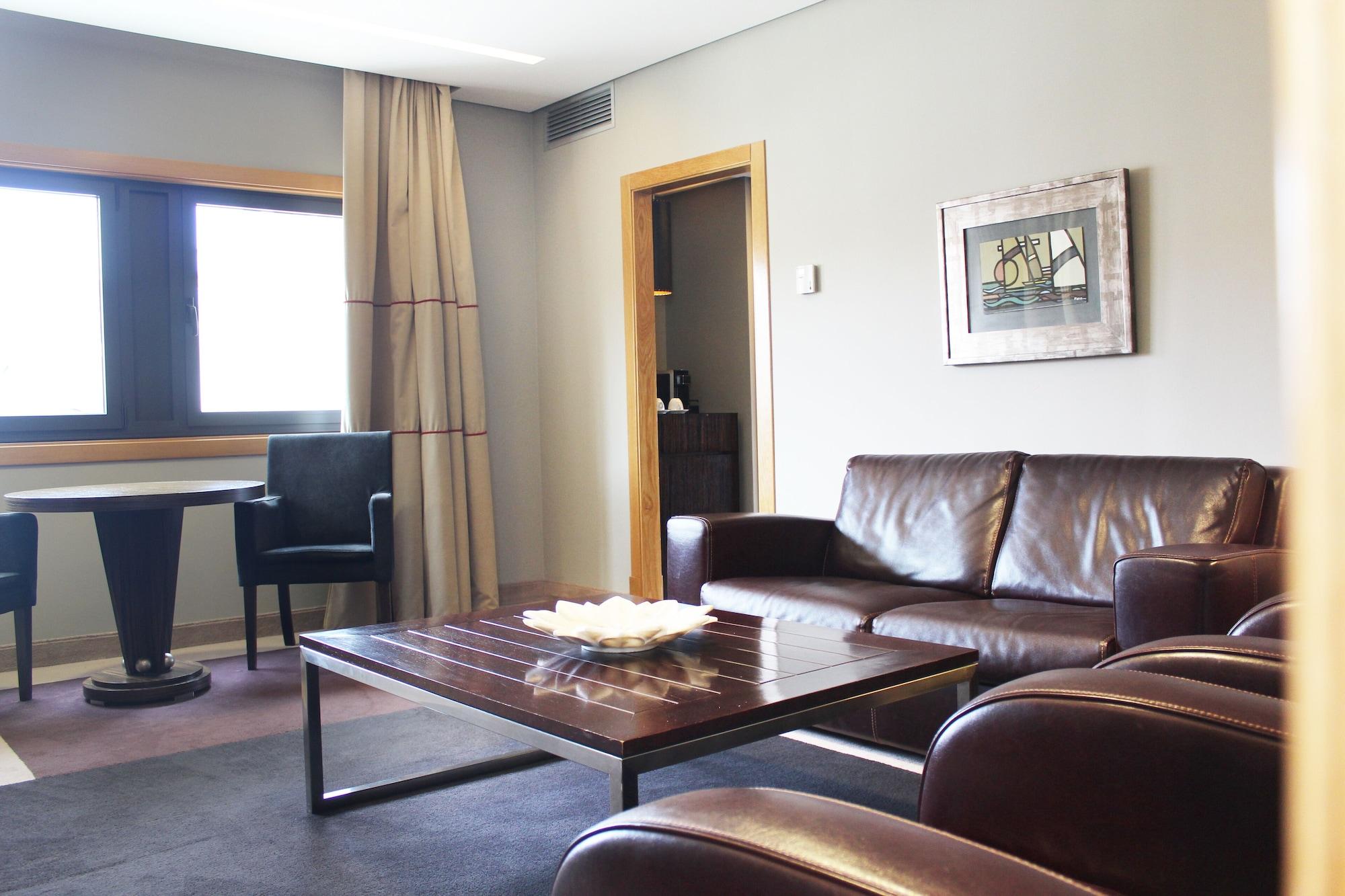 Pazo Los Escudos Hotel Spa & Resort Vigo Exteriör bild A living room in a hotel suite