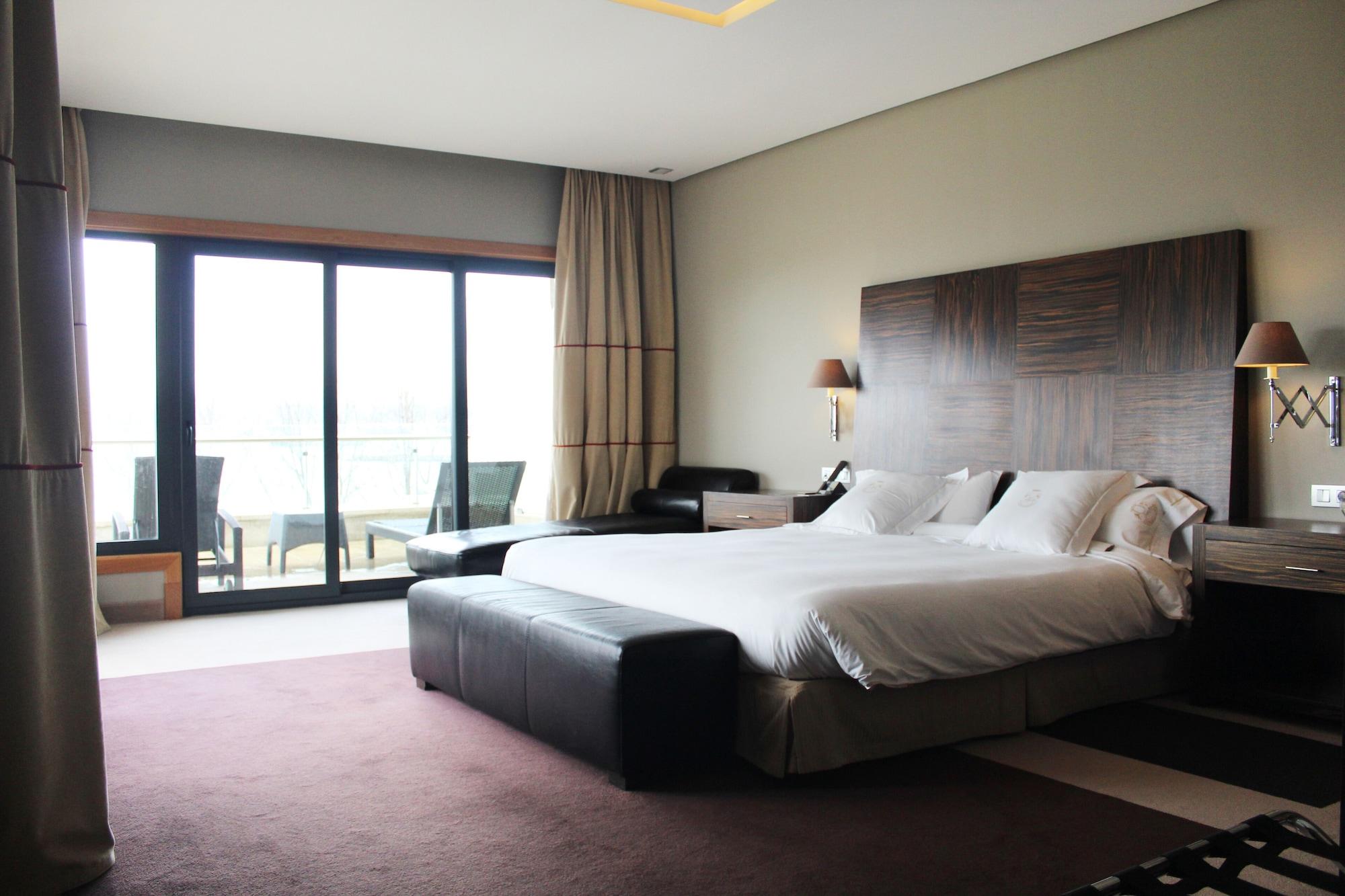 Pazo Los Escudos Hotel Spa & Resort Vigo Exteriör bild A room at the hotel