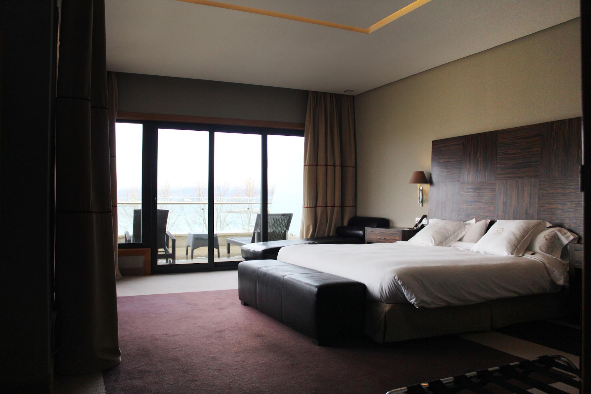 Pazo Los Escudos Hotel Spa & Resort Vigo Exteriör bild A room at the hotel
