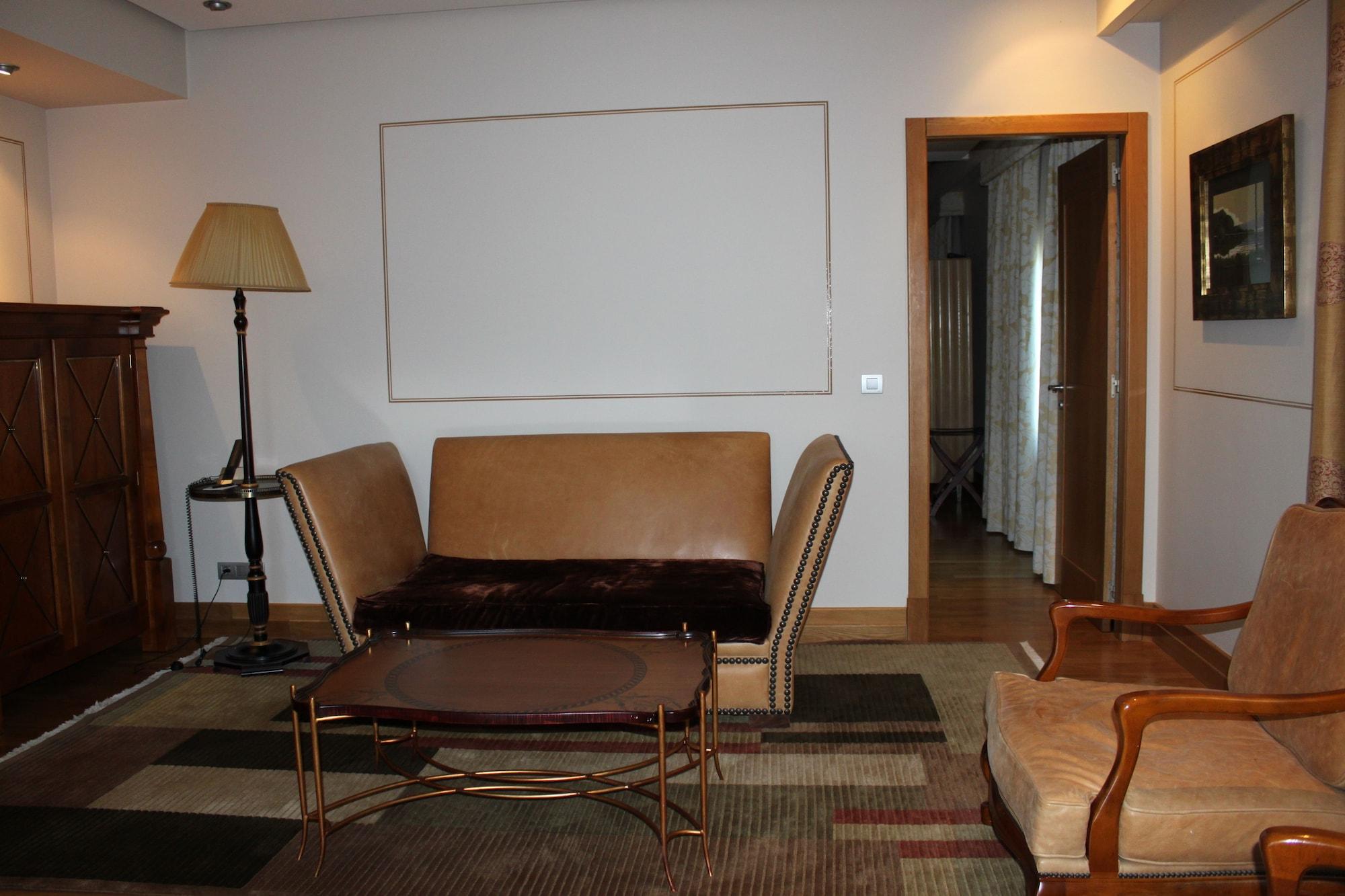 Pazo Los Escudos Hotel Spa & Resort Vigo Exteriör bild The interior of the suite
