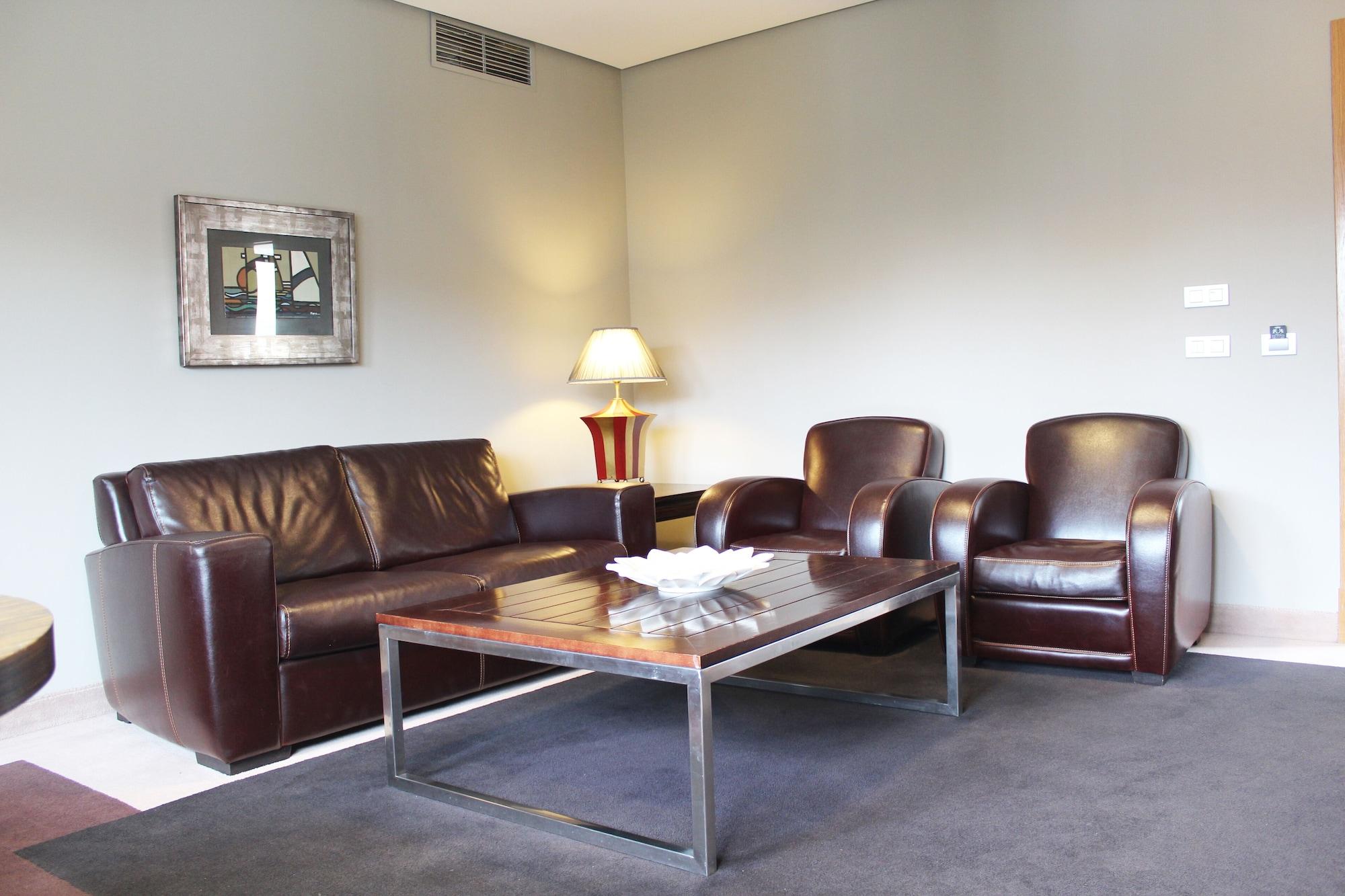 Pazo Los Escudos Hotel Spa & Resort Vigo Exteriör bild A living room with leather furniture