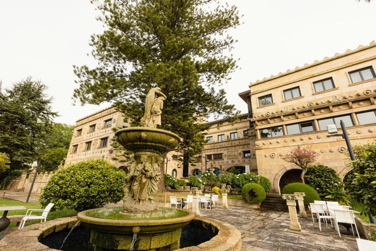 Pazo Los Escudos Hotel Spa & Resort Vigo Exteriör bild Fountain in the courtyard of the hotel