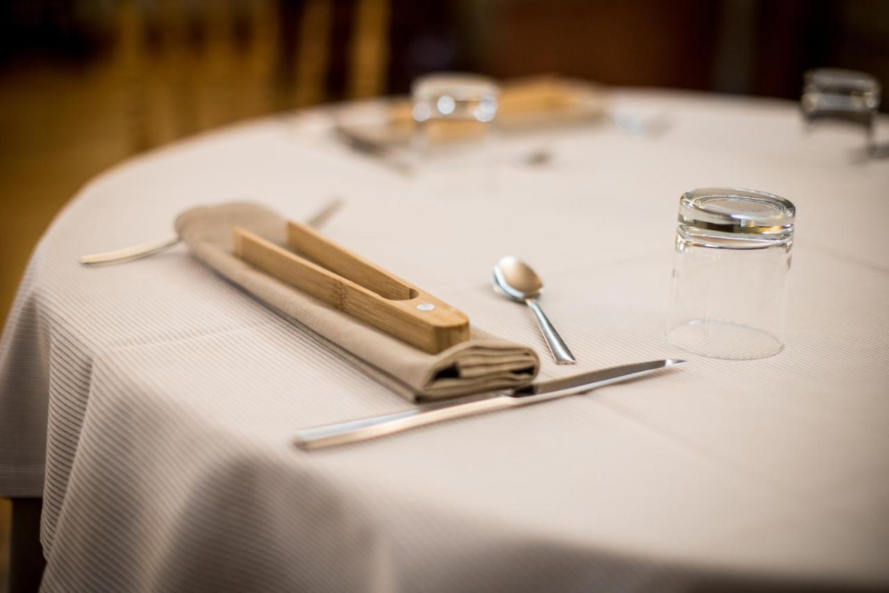 Pazo Los Escudos Hotel Spa & Resort Vigo Exteriör bild A place setting with a sugar bowl