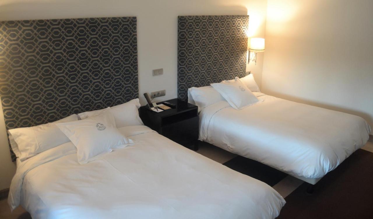 Pazo Los Escudos Hotel Spa & Resort Vigo Exteriör bild A room at the hotel