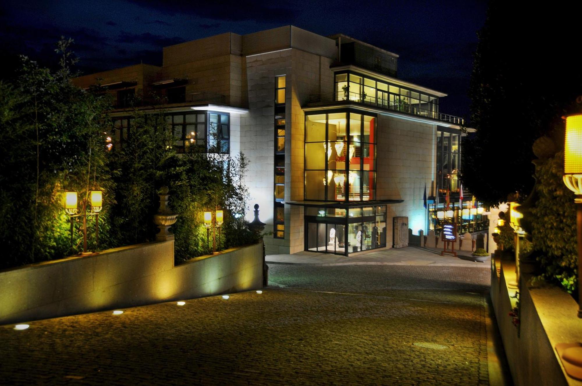 Pazo Los Escudos Hotel Spa & Resort Vigo Exteriör bild The main entrance of the museum