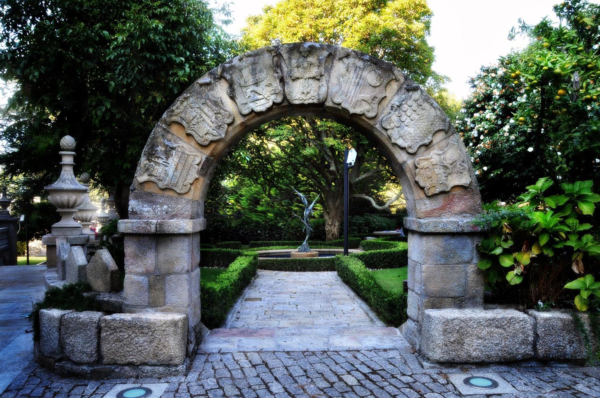 Pazo Los Escudos Hotel Spa & Resort Vigo Exteriör bild Entrance to the gardens
